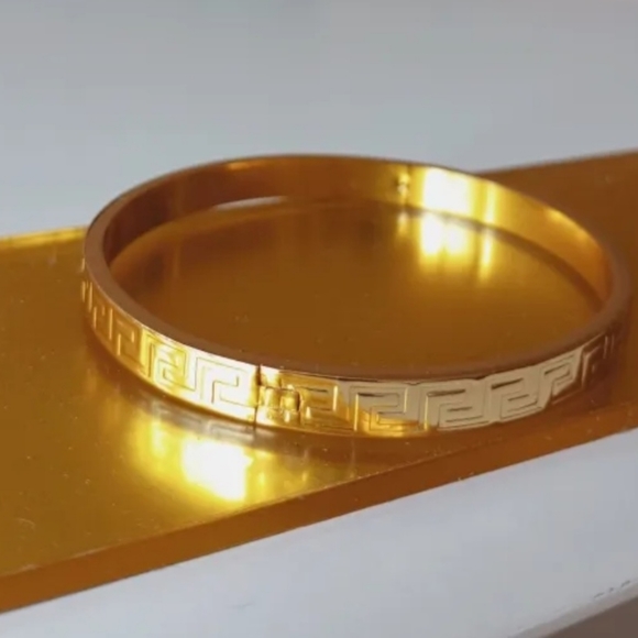 18K Gold  Plated Bracelet - Picture 3 of 12